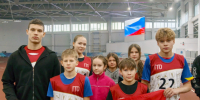 спортсмены в спортивном зале, держат флаг. - МО Кирово-Чепецк