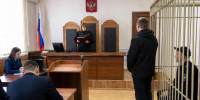 зал суда: судья в мантии за трибуной зачитывает документ; стоящий подсудимый, сотрудник в форме возле клетки для подсудимых, прокурор за столом - 168.Ru