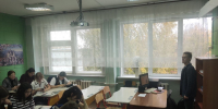 Студенты 3 курса специальности «Экономическая безопасность» Самотохин Матвей и Карпуцин Егор посетили МБОУ СОШ №141 - НГУЭУ