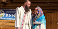 Белорусский жених стрелял из лука и танцевал танец охотника ханты, чтобы забрать невесту из Югры - РИЦ Югра