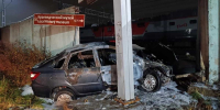 Автомобиль врезался в дорожный знак, в бетонное ограждение и загорелся. - Новгородские Ведомости