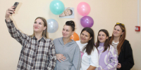 Диана Ходарева, Анастасия Татарин, Елена Голота, Ольга Сметанина и Ксения Марзиева сделали фото на память / фото Марины Любченко. - Газета Авангард