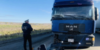 На трассе под Екатеринбургом грузовик сбил чинившего машину мужчину - Четвертый канал