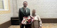 Глава города поздравил с Днем учителя своего классного руководителя. - Администрация г. Малгобек