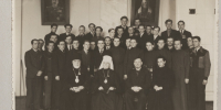 1949 год. Хор Духовной академии. В первом ряду слева направо: ректор епископ Симеон (Бычков), митрополит Григорий (Чуков), преподаватель пения Константин Михайлович Федоров. Фото из архива И.Н. Судосы - Вода Живая