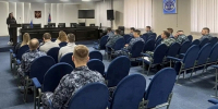 В целях расширения взаимодействия со сторонними организациями и обмена опытом магистрант Омского педагогического университета Наталья Пилецкая провела занятие на данную тему с личным составом учреждения. В ходе лекции специалист рассказала о методах работы с внутренним состоянием и поиске ресурсов для преодоления сложных жизненных периодов. По словам Натальи Пилецкой, жизненные кризисы являются неизбежными этапами на пути каждого человека, которые могут стать точкой для дальнейшего личностного роста. Заместитель начальника ИК-7 Андрей Быков отметил, что подобные занятия повышают психологическую грамотность личного состава и напрямую влияют на эффективность выполнения служебных обязанностей, а также способствуют профилактике профессионального выгорания. - УФСИН России
