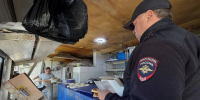 В Красноярске на «Зеленом базаре» прошел миграционный рейд - Комсомольская Правда