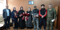 В Казбековском районе передали государственные награды семьям погибших героев СВО - Казбековский район