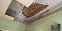 Фрагменты потолка упали рядом с одной из аудиторий||Фото: СК - Пензенская Правда