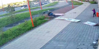 Ветер пока не утихает. В Лаголово металлическая панель чудом не задела женщин - видео  - 47 новостей