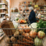 продуктовая корзина с овощами и хлебом на прилавке магазина в Нижнем Новгороде - Newsroom24.Ru