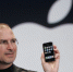 Стив Джобс с первой моделью Apple iPhone на конференции MacWorld в Сан-Франциско в 2007 году | Источник: Paul Sakuma / AP - 29.Ru
