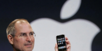 Стив Джобс с первой моделью Apple iPhone на конференции MacWorld в Сан-Франциско в 2007 году | Источник: Paul Sakuma / AP - 29.Ru