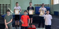 Юные легкоатлеты с медалями и грамотами в спортивном зале - 168.Ru