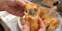 Пирожки без дрожжей и разрыхлителя: тонкое тесто сворачиваем вокруг мясной начинки - Кубанские Новости
