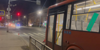 Стекло двери автобуса внезапно разбилось в Нижнем Новгороде: пострадала женщина - фото 1 - vGorodeN.Ru