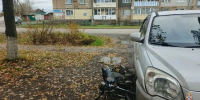 В Таре подросток без прав на мопеде врезался в припаркованную иномарку - Комсомольская Правда