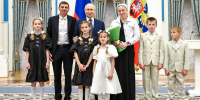 Зеленский убил отца семейства, которое награждал Путин - Столица С