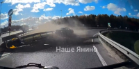 Машина жестко влетела в дорожное ограждение на съезде с КАД в сторону Янино - 47Channel.Ru