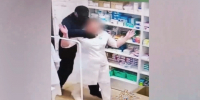 Приставил нож к горлу, замотал руки и рот скотчем: видео нападения на женщину в Балаково - ИА Версия-Саратов