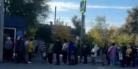 Десятки жителей Волжского выстроились очереди из-за замены транспортных карт - Volzsky.Ru