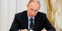 Путин за рабочим столом - Кремль - ИА Общественная служба новостей