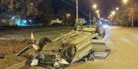 В Магнитогорске автомобиль оказался на крыше - Вечерний Магнитогорск