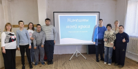 Группа людей стоит в помещении у проекционного экрана с надписью «Кинешмы моей краса. Виртуальная экскурсия» - 168.Ru