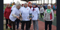 Одуванчики, молодушки, барабанщицы и огоньки делали «Шаги здоровья» на Линевском стадионе - Администрация Искитимского района