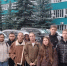 Группа школьников стоит на улице перед зелёным заводским зданием с крупной вывеской «Электроконтакт». - 168.Ru