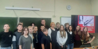 Группа школьников с учителем в классе на музейном уроке; на экране справа виден портрет лётчика и изображение самолёта - 168.Ru