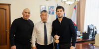 Дмитрий Садовников поздравил Виктора Рассадина с успешным выступлением на Азиатских играх в Японии - Администрация г. Якутск