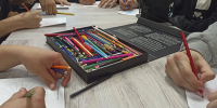 В рамках профилактической работы по предупреждению повторных правонарушений среди несовершеннолетних осужденных без изоляции от общества специалистами информационно-аналитической группы и психологами отделения психологического обеспечения УИИ УФСИН России по Удмуртской Республике совместно с психологами Штаба профилактики «Подросток» организовано и проведено занятие-тренинг на тему «Секреты успешного планирования». На занятии подростки познакомились с основами тайм-менеджмента – искусства управления своим временем, обсудили важность постановки жизненных ориентиров и целеполагания, как фундамента для движения к успеху. Ключевой темой стало превращение абстрактных «хочу» в конкретные действия. Участники разобрали практические приёмы: как правильно формулировать цели, чтобы они не пугали, а вдохновляли; как находить время на главное, не растрачивая его впустую. Информация, полученная на этом мероприятии, поможет несовершеннолетним осознанно ставить цели и достигать их законным путём. В завершение занятия ребята поделились своими впечатлениями. Большинство из них осознало простую истину: планировать будущее – совсем не скучно. Напротив, планирование придаёт жизни структуру и делает её более насыщенной и осмысленной. - УФСИН России по УР
