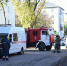 Улица с пожарным автомобилем (номер 14, надпись «КИНЕШМА»), аварийным фургоном и сотрудниками спасательных служб в форме с надписью «МЧС РОССИИ», рядом аварийные/медицинские автомобили. - 168.Ru