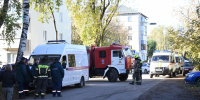 Улица с пожарным автомобилем (номер 14, надпись «КИНЕШМА»), аварийным фургоном и сотрудниками спасательных служб в форме с надписью «МЧС РОССИИ», рядом аварийные/медицинские автомобили. - 168.Ru