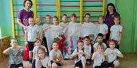 Участники ГТО позируют с плакатом. - Козельский район