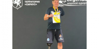 Виталий Мамонов держит в руках грамоту. - МО Кирово-Чепецк