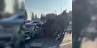 Высыпавшиеся из грузовика на дорогу трубы спровоцировали массовое ДТП в Краснодарском крае - Кубанские Новости