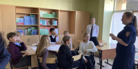 В рамках мероприятия «Ночной патруль» полицейские рассказывают школьникам о законопослушном поведении - Администрация города