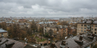 Пасмурное небо над мокрыми после дождя крышами тихого жилого квартала в Нижнем Новгороде - Newsroom24.Ru