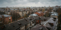 Пасмурное небо над мокрыми после дождя крышами тихого жилого квартала в Нижнем Новгороде - Newsroom24.Ru
