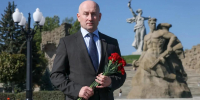 Депутат Госдумы Николай Стариков и лидер волгоградских справороссов Дмитрий Калашников возложили цветы на Мамаевом кургане - Справедливая Россия