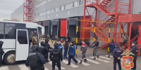 В Лобне полицейские задержали 30 нелегальных мигрантов в рамках «Нелегал-2026» - Вести Подмосковья