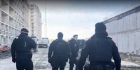 На стройке в Ломоносовском районе искали нелегалов: видео - Spbdnevnik.ru