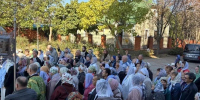 Прихожане во дворе храма - UstLabInfo.Ru