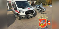 Два фельдшера пострадали при столкновении скорой помощи с автомобилем в Королеве - M24.Ru