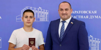 Депутат Саратовской облдумы Вячеслав Калинин вручил паспорт юному патриоту - Газета Репортер