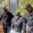 В Уфе полицейские помогают жильцам эвакуироваться из горящего дома - Башинформ