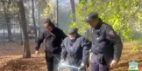 В Уфе полицейские помогают жильцам эвакуироваться из горящего дома - Башинформ