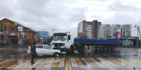 В центре Омска грузовик столкнулся с легковушкой: пострадал водитель - Комсомольская Правда